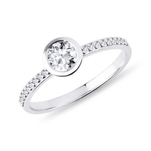 Diamantový zásnubní prsten bezel v bílém zlatě KLENOTA