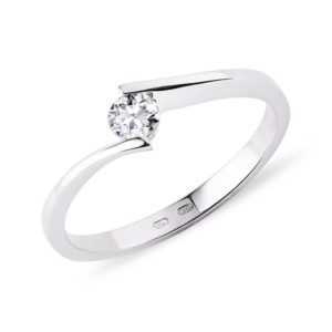 Spirálovitý prsten z bílého zlata s diamantem KLENOTA