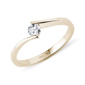 Moderní zásnubní prsten ze žlutého zlata s briliantem KLENOTA