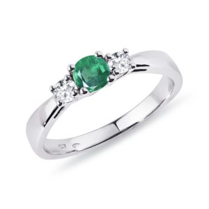Smaragdový prsten s diamanty v bílém zlatě KLENOTA