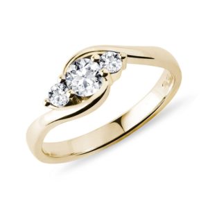 Zlatý zásnubní prsten se třemi diamanty KLENOTA