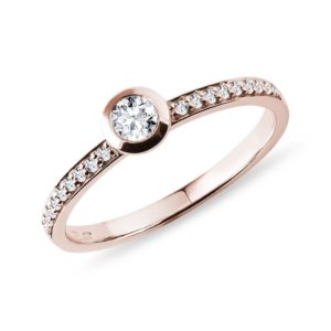 Bezel zásnubní prsten s diamanty v růžovém zlatě KLENOTA