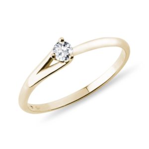 Asymetrický zlatý prsten s briliantem KLENOTA