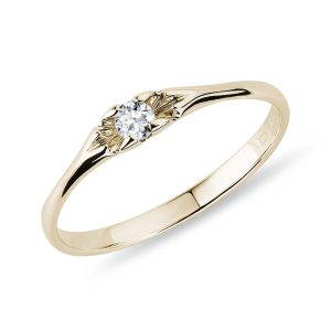 Tenký zlatý prsten s kulatým diamantem KLENOTA