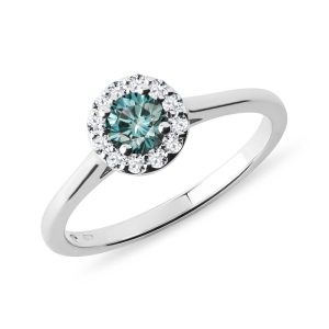 Prsten s modrým diamantem a brilianty v bílém zlatě KLENOTA