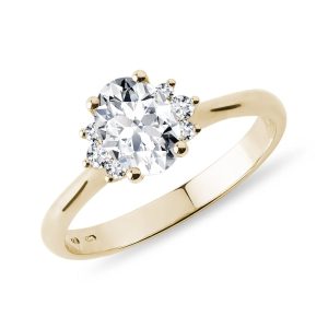 Prsten s oválným diamantem a brilianty ve zlatě KLENOTA