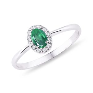 Prsten s oválným smaragdem a diamanty v bílém zlatě KLENOTA