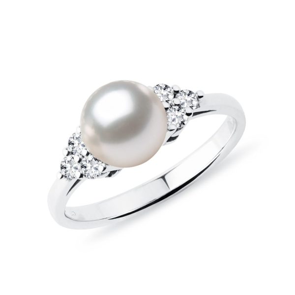 Prsten s Akoya perlou a brilianty v bílém zlatě KLENOTA