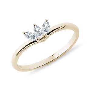 Prsten ze žlutého zlata s 3 diamanty v brusu markýza KLENOTA