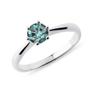 Prsten z bílého zlata s půlkarátovým modrým diamantem KLENOTA
