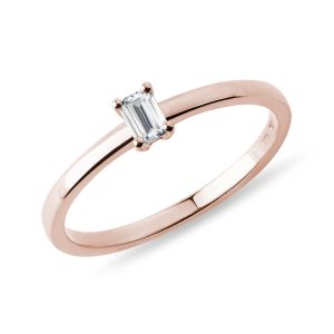 Prsten z růžového zlata s diamantem v brusu emerald KLENOTA