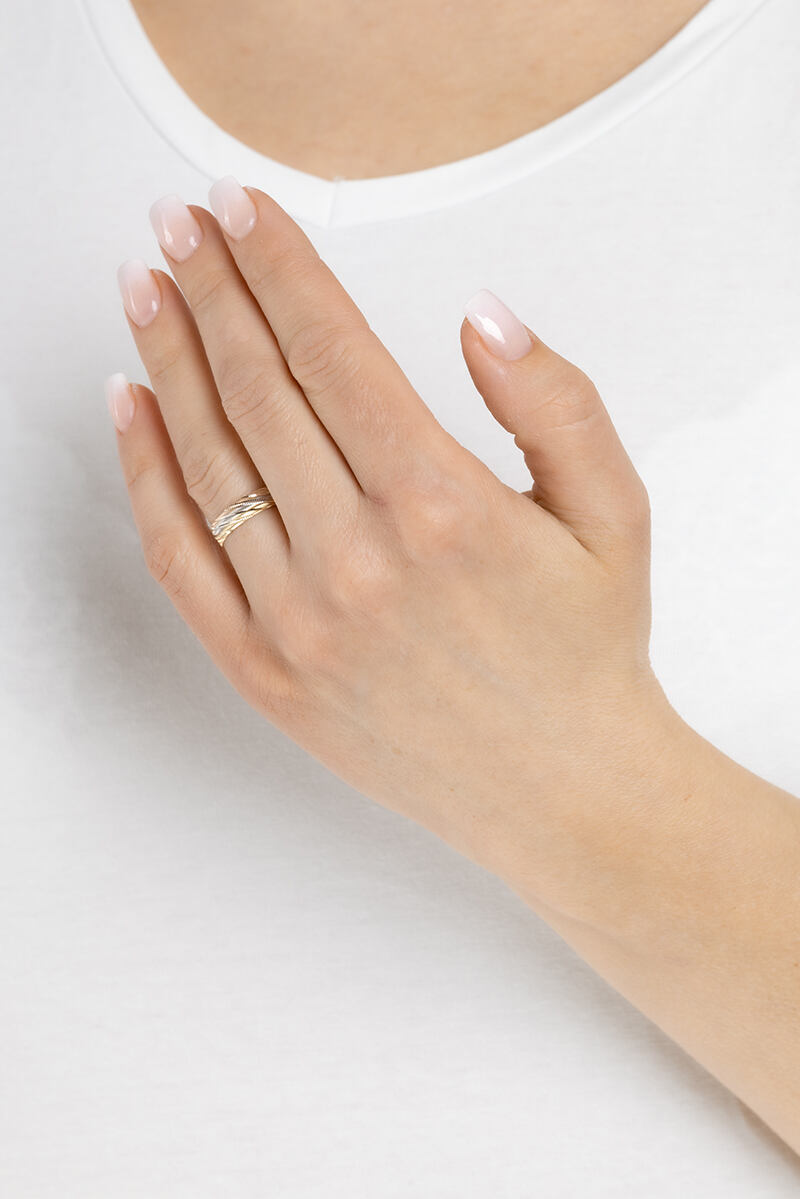 Zlatý snubní prsten Annissa s ručním rytím bílé, žluté a růžové zlato FNNNB36RGYRW - Obrázek 3